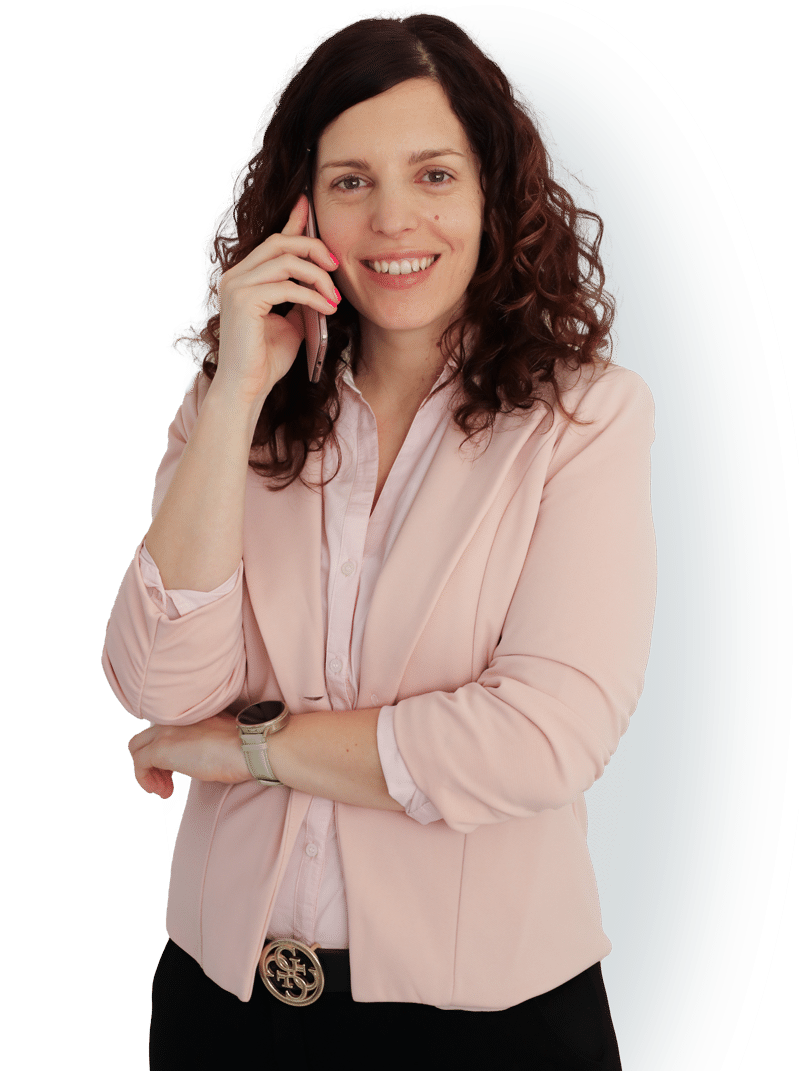 Psihologinja Elizabeta Šapla med brezplačnim psihološkim posvetom po telefonu